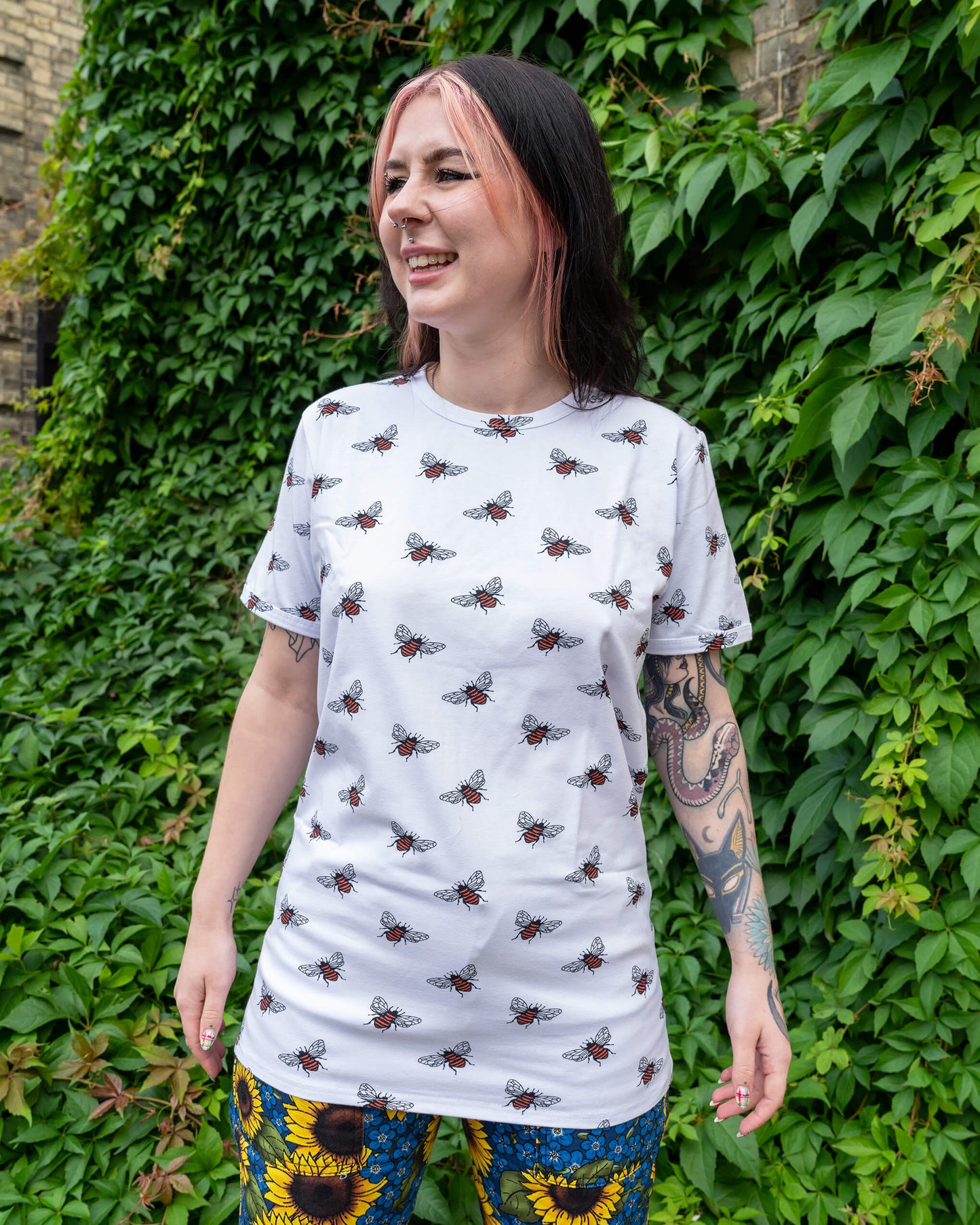 Run & Fly - Unisex White Bumble Bee T-shirt