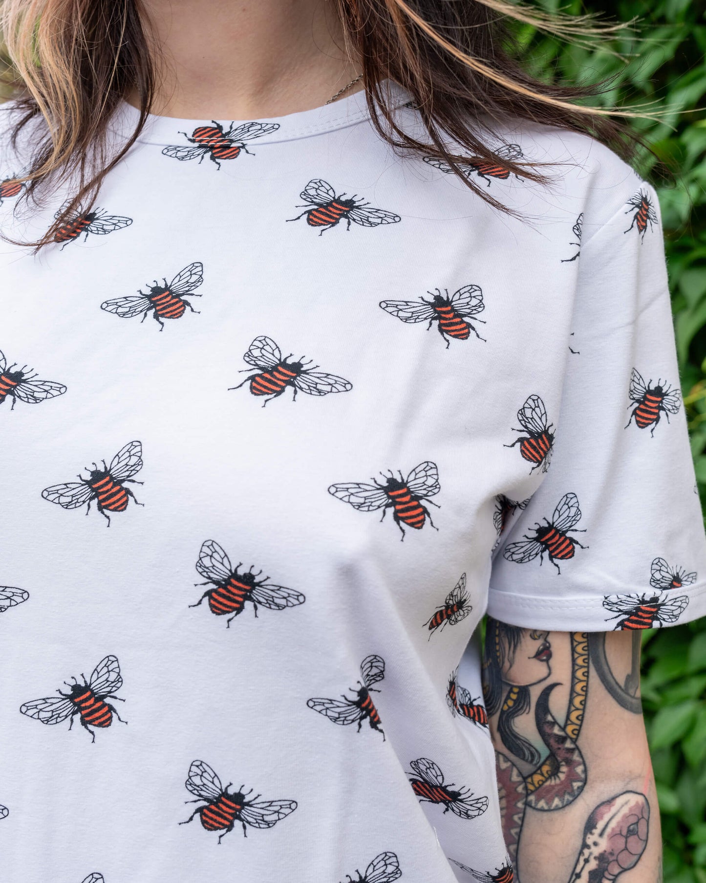 Run & Fly - Unisex White Bumble Bee T-shirt